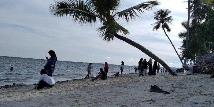 Wisatawan-menikmati-suasana-Pantai-Palippis-Polman